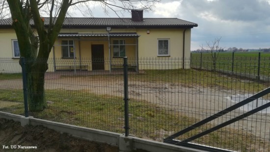 Budowa ogrodzenia przy świetlicy wiejskiej w Skarszynie_2020 (2)