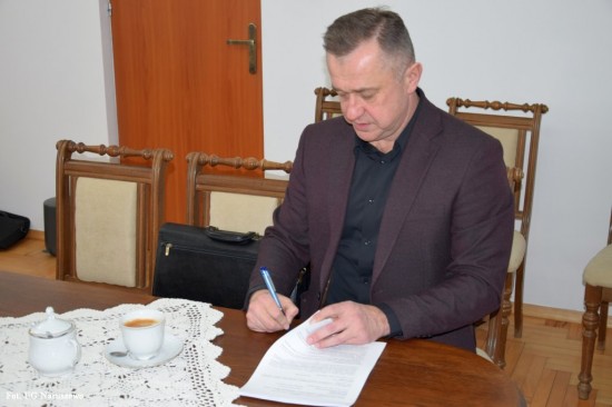 Podpisanie umowy_budowa świetlicy wiejskiej w Nacpolsku_08_02_2023 (2)