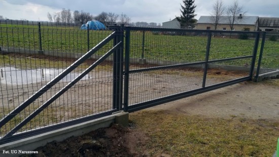 Budowa ogrodzenia przy świetlicy wiejskiej w Skarszynie_2020 (1)